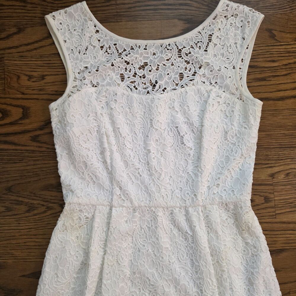 White House Black Market WHBM White lace dress Size 4, bridal bride